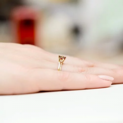 Złoty pierścionek z granatem 0,60ct i brylantami z białego złota 585